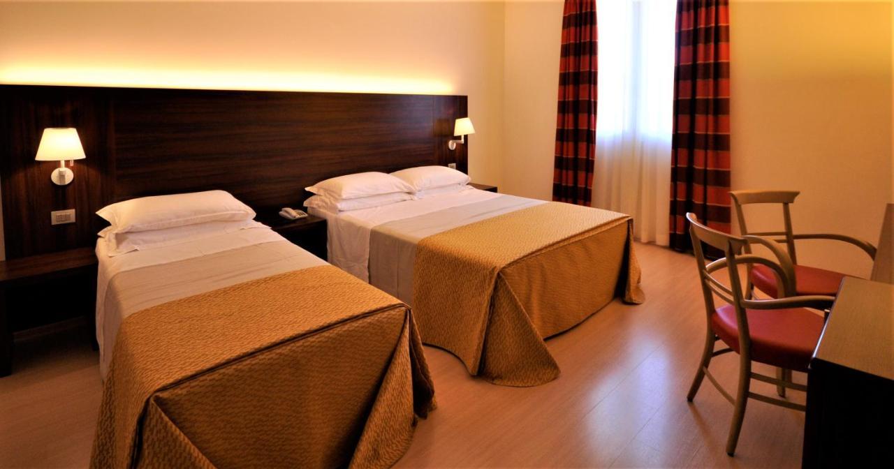 Delfina Palace Hotel Foligno Dış mekan fotoğraf