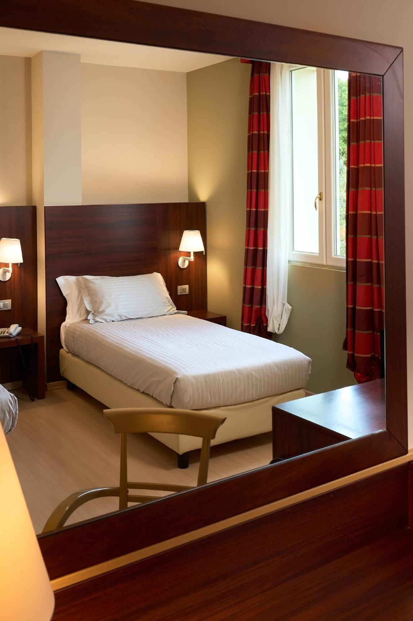 Delfina Palace Hotel Foligno Dış mekan fotoğraf